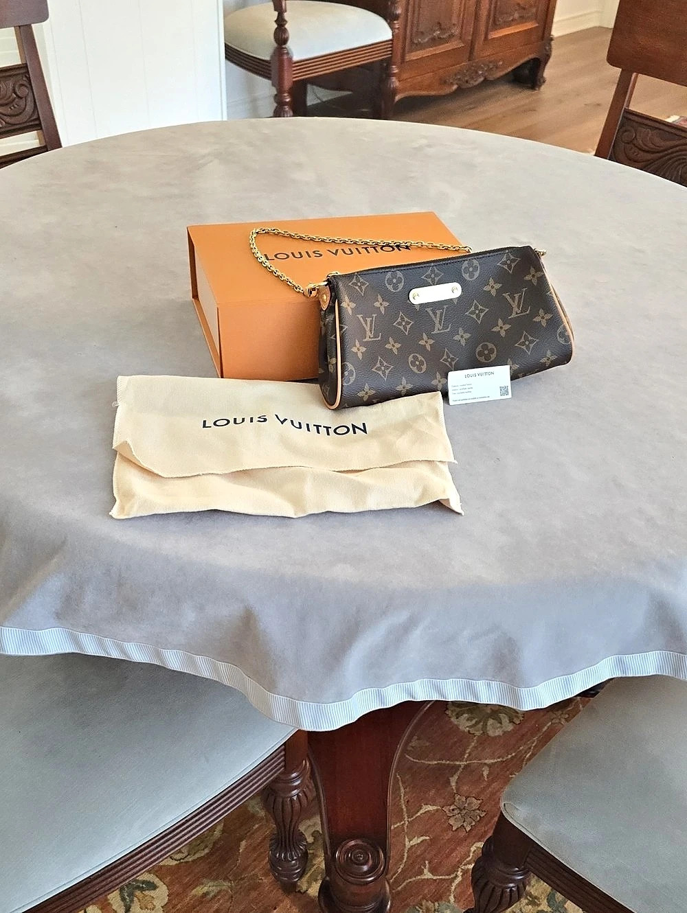 Louis Vuitton Pochette Liv Monogram Clutch in Brown & Gold